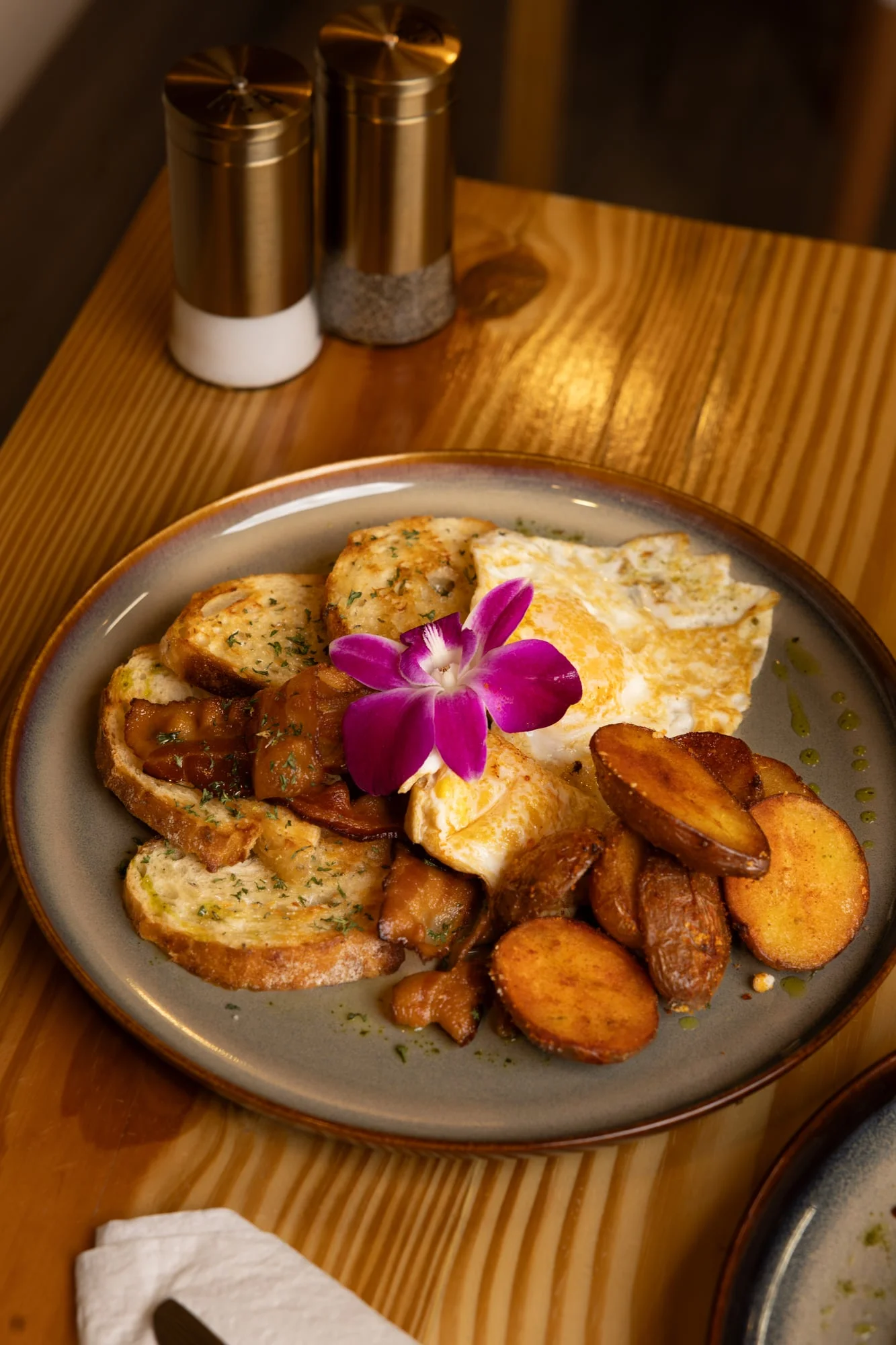 Eggs and crispy bacon breakfast plate at Sensaciones
